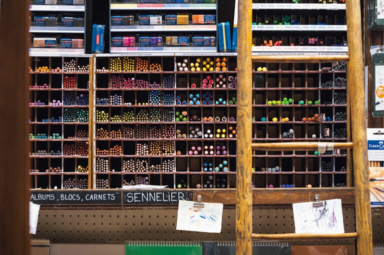 1904年から3年をかけ完成したソフトパステル“ア・レキュ”が棚に並ぶ。高純度の顔料はベルベットのような質感が魅力。