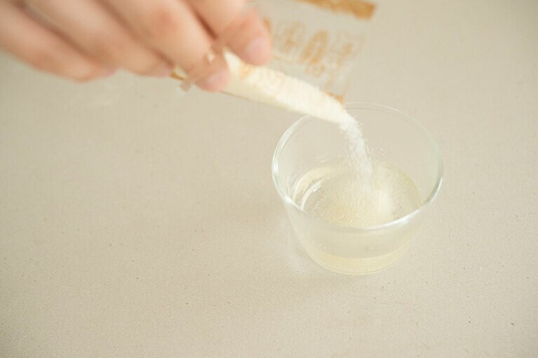 熱湯にゼラチンを振り入れてよく混ぜます。