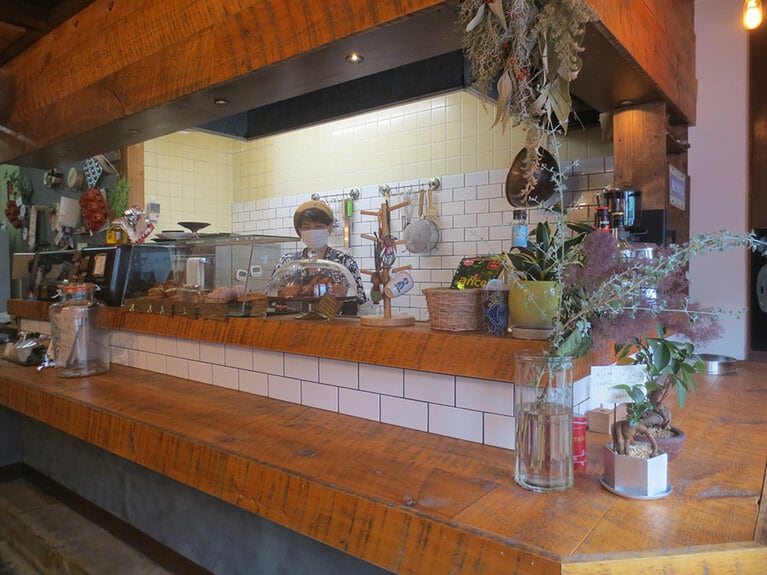 カウンターの中は、タイル張りの厨房。焼き菓子は、すべてmikoさんがタイル張りの厨房で作っている。