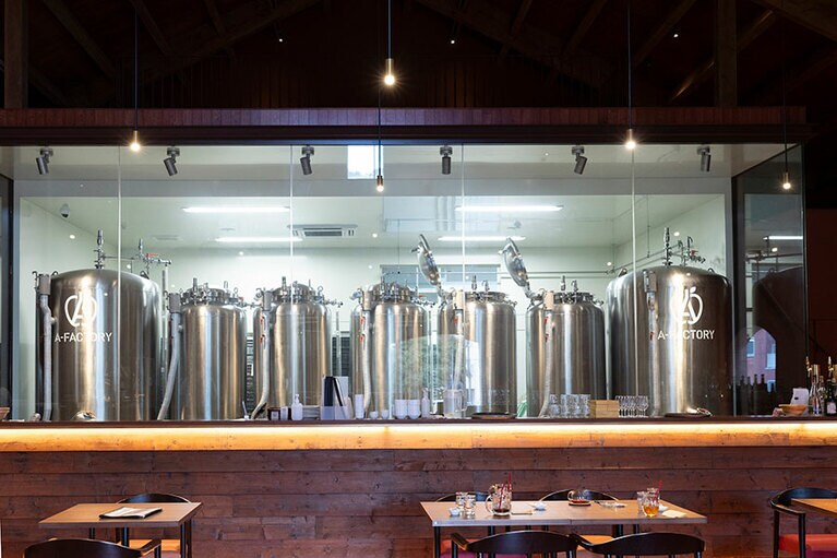 カフェの奥にはシードル工房を併設し、店内で飲み比べセットなども楽しめる。