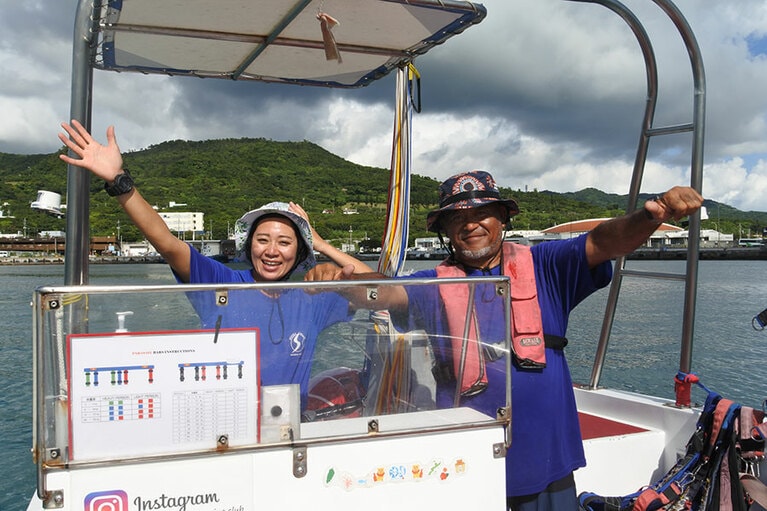 パラセーリングをサポートしてくれた瀬底ビーチマリンクラブのスタッフ。