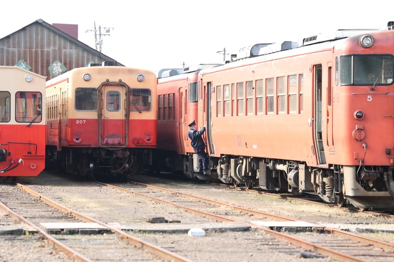 大正時代より多くの人々に愛されてきた「小湊鉄道」。車両や駅舎は古き面影を残している。