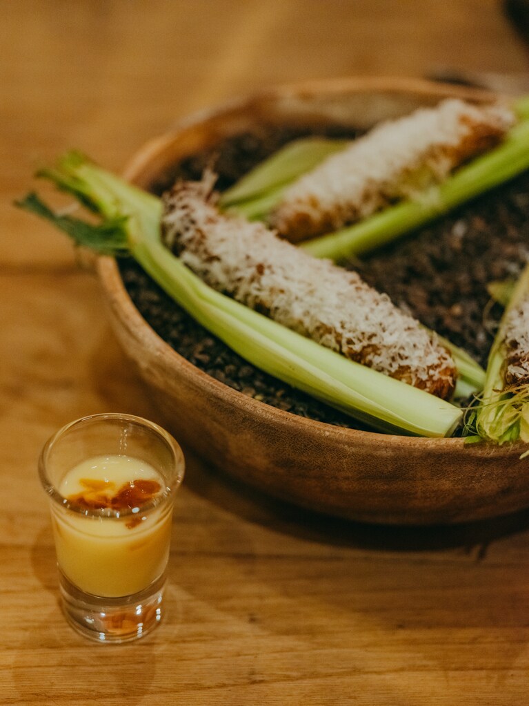 素材の美味しさを活かしたヤングコーンは、シンプルに焼いたものとポタージュどちらも美味。ヒゲまで美味しくいただきます。