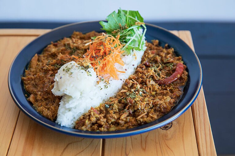 無水チキンカレーとドライキーマカレーのあいがけ 1,000円。