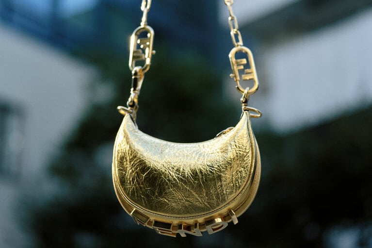 チャーム H14×W16.5×D5cm 156,200円、ストラップチェーン 121,000円／フェンディ(フェンディ ジャパン)