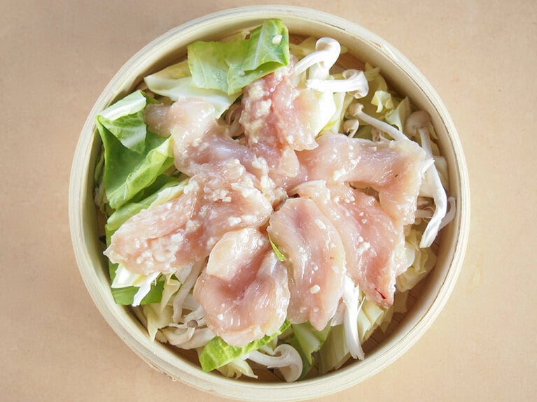 （1）の鶏肉を全体に広げる。