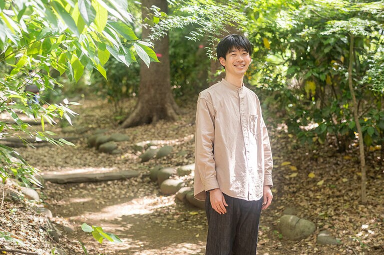 山では化学繊維が基本。山を下りて綿の服を着るようになったという。