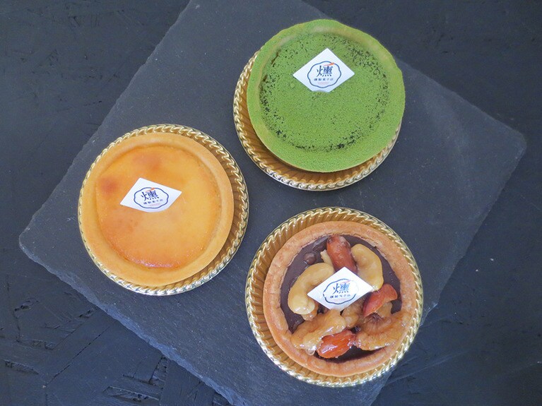 左から時計まわりに「燻製チーズタルト」450円、「燻製抹茶チーズタルト」500円、「燻製はちみつナッツチョコタルト」500円。