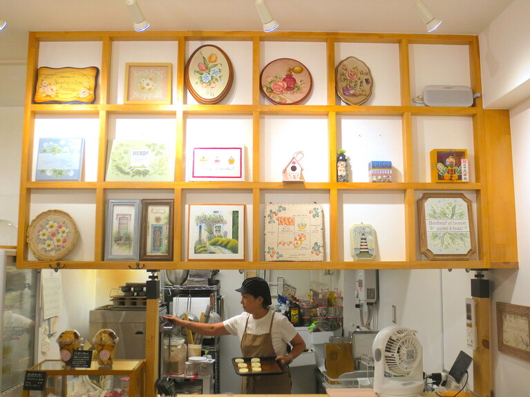 店内に飾っているトールペイント作品は、9月からハローウィン、11月と12月はクリスマスと、次々に変わるそう。