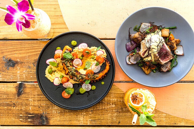 「マヒナ＆サンズ」の新作メニューから“アヒ(マグロ)のたたき” 34ドル、 “ヘエ(タコ)” 20ドル。