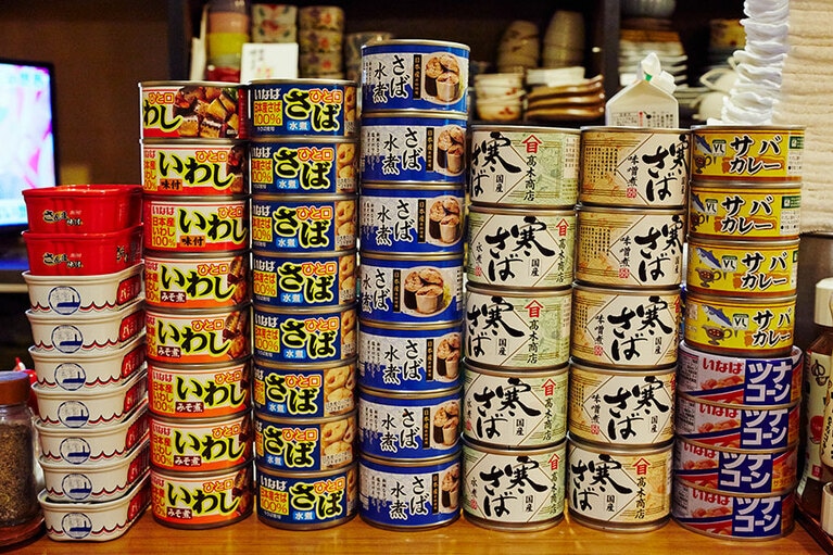 お客さんの要望で揃えたサバ缶など。