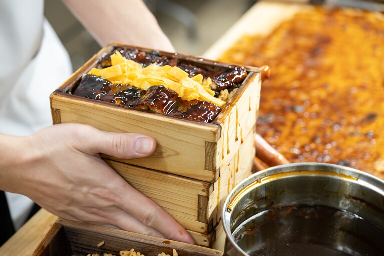 次々とできあがるせいろ蒸し。うなぎがつやつやと輝いている。