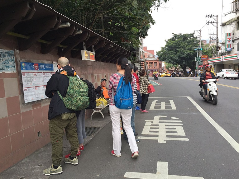 「深坑老街」のバス停、この正面先が「深坑老街」入り口となる。