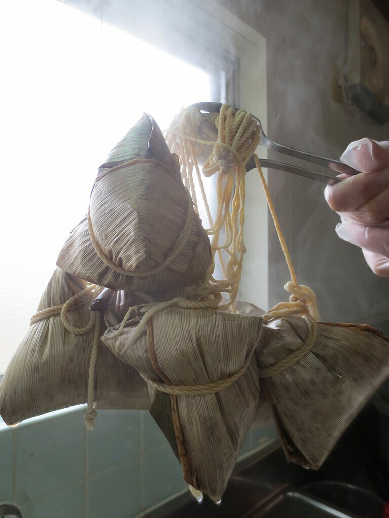 食べる前に、たっぷりの湯で約15分ゆでる。竹の皮と笹の葉で包み、タコ糸で縛った粽はずっしり重い。