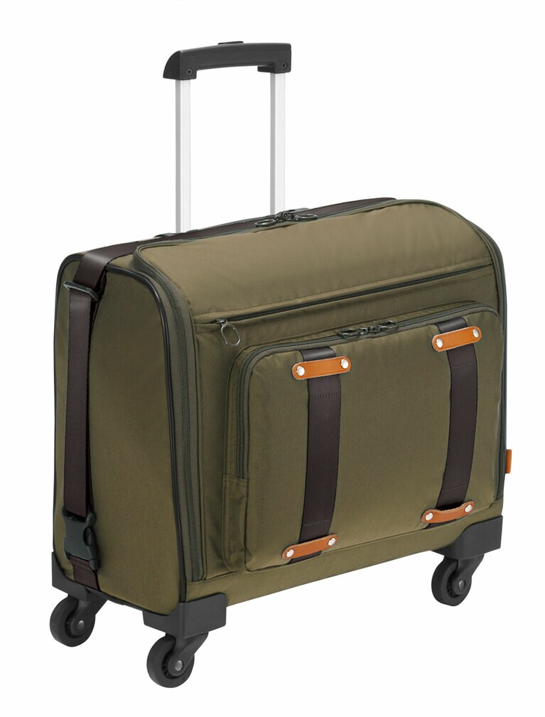 ちょっとした小物の出し入れに役立つファスナーやポケットが多数取り付けられているのも嬉しい。