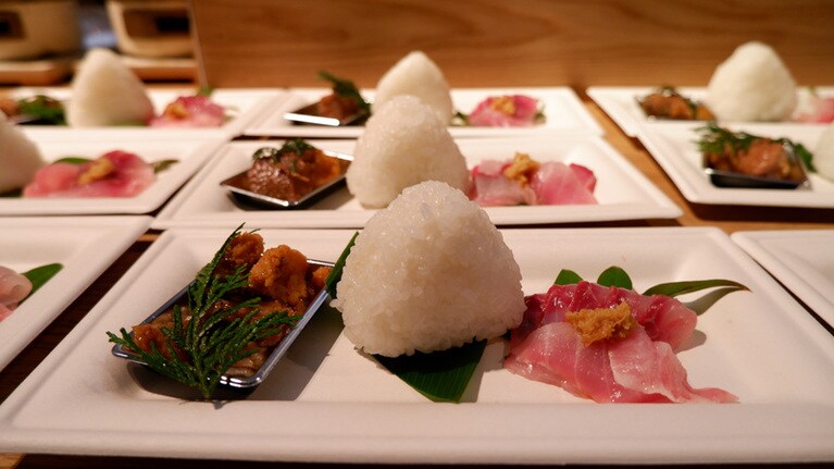 三方湖の恵み、コイの刺身と煮つけ。刺身の新鮮な弾力と旨みは、驚くほど。煮つけも身がやわらかく、上品な滋味が詰まっています。