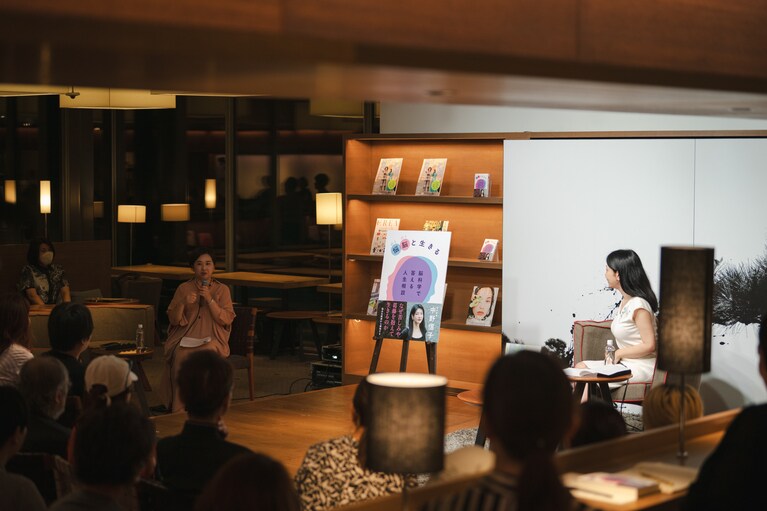 中野信子さん（右）と、司会役のCREA編集長（左）。