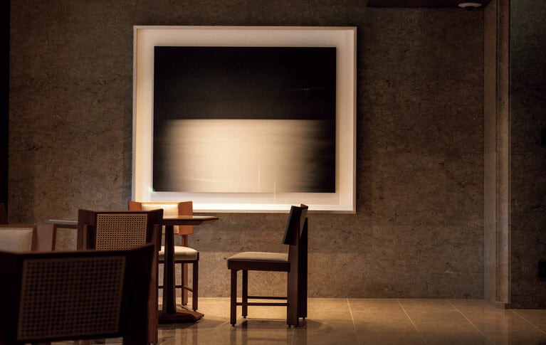 宿泊者ラウンジに掛かる杉本博司《海景》。何にも乱されない水平線を撮った写真作品が空間に開放感と広がりをもたらす。