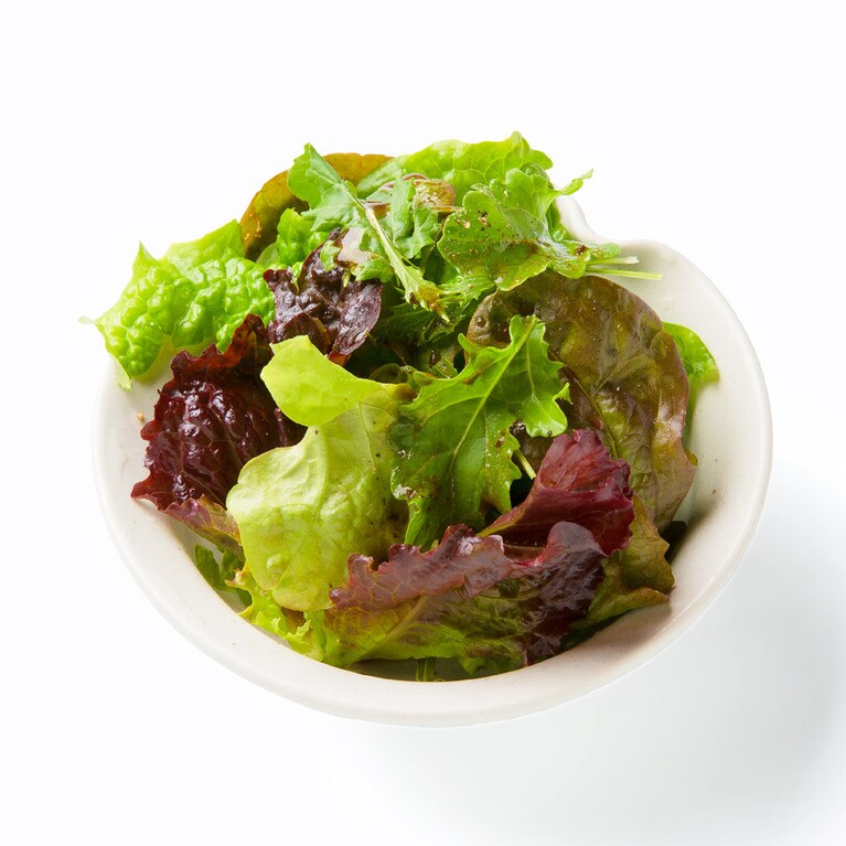 味の濃い葉野菜やハーブは、山の腐葉土を運んで耕した畑で育てたもの。いしりゆずドレッシングも味わい深い。