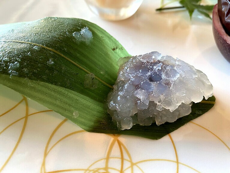 笹を開くと古代米とタピオカ粽が登場。プルっとした口当たりも楽しい。