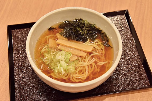 ドーミーイン名物「夜鳴きそば」。無料の夜鳴きそばはあっさりしょうゆ味。飲んだあと欲しくなる“塩っ気と炭水化物”を、胃もたれしないギリのところで華麗に着地。ツウはこれ狙いで23時ギリ前に戻る(だから混む)。