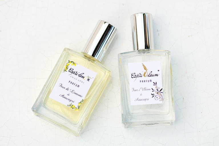 右から、オリーブの花の香水は、瑞々しい爽やかな香り。姉妹店「カプリレモン」のレモンの花の香水。各30mL 22ユーロ。