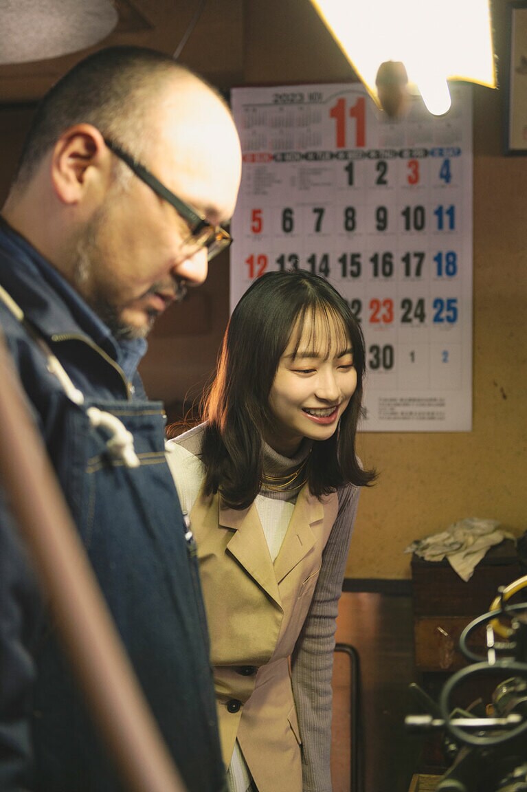 金属活字の説明をする佐々木さんと影山さん。