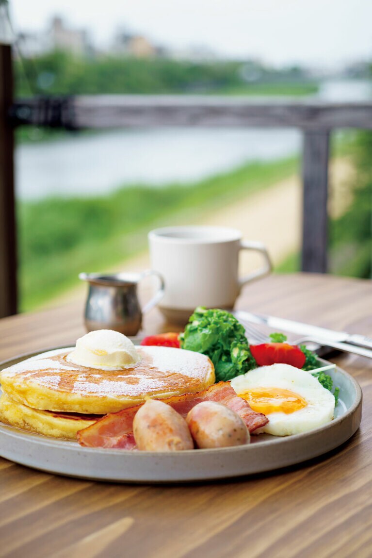 「バターミルクパンケーキコンボプレート ベーコン、エッグ、ソーセージ、ケールサラダ」2,200円。東京のNOZY COFFEEがKactoのためだけに焙煎したコーヒー680円を添えて。