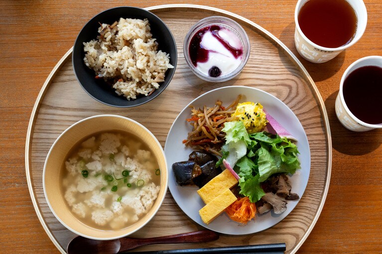 じゅーしー。汁物がわりのゆし豆腐付き。