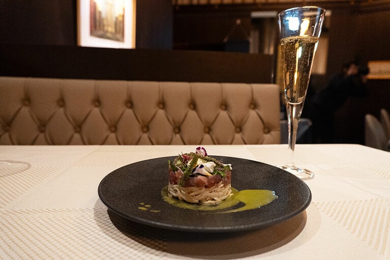 1品目の「マグロと根セロリの『美』タルタル レモングラスのヴィネグレットソース」。