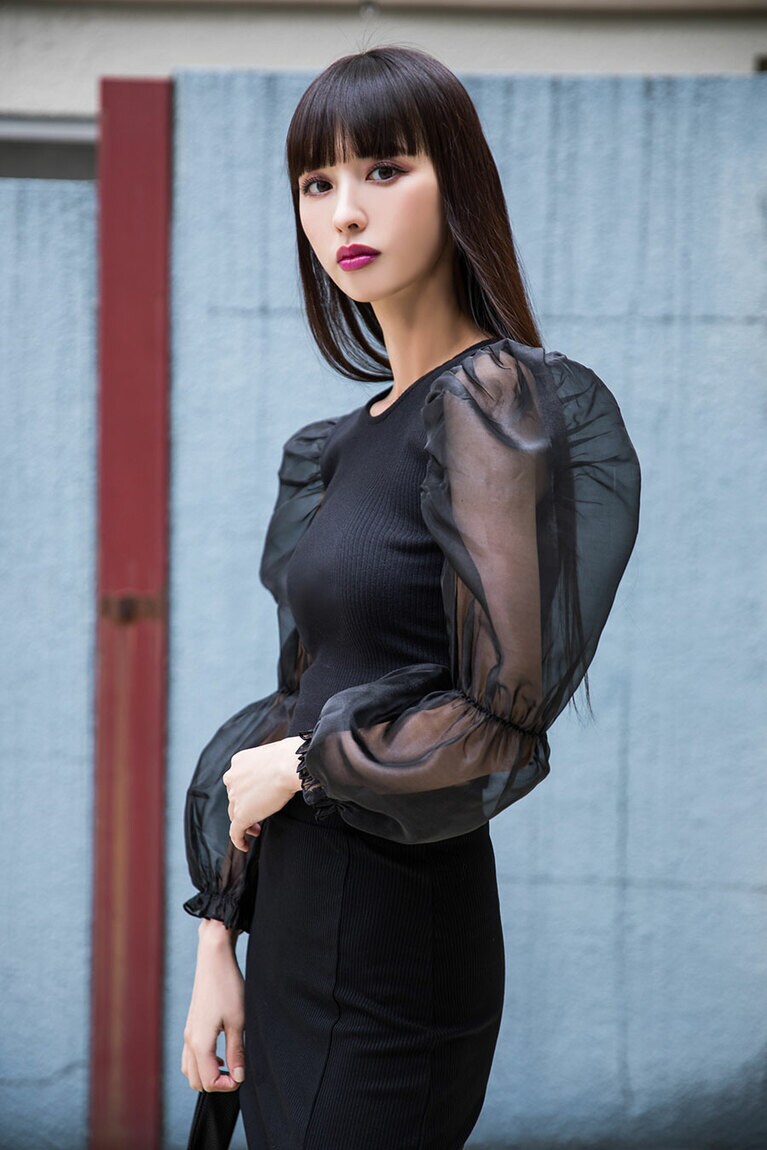 クロップトップ パフスリーブ シアー オーガンジー ブラック 4,990円。