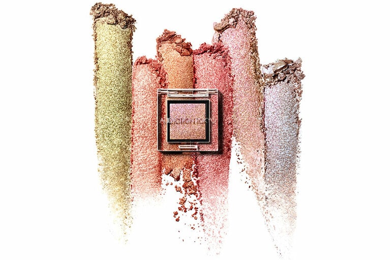 スキンメルトテクノロジーによって大きいサイズのパ―ルやラメもムラなくキレイに密着。