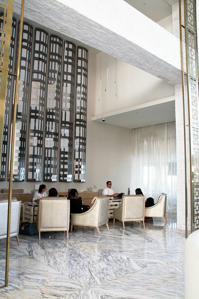 チェックインは椅子に座ってゆったりと。今後、日本語を話せるスタッフがフロントに常駐する予定。