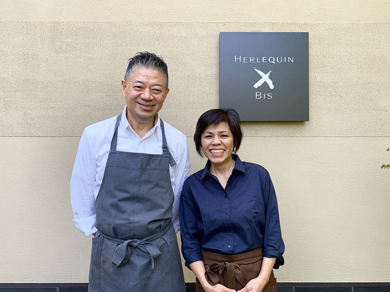 オーナーシェフとマダムの伊東さんご夫妻。お話し好きのご主人がお店の雰囲気を温かくしている。