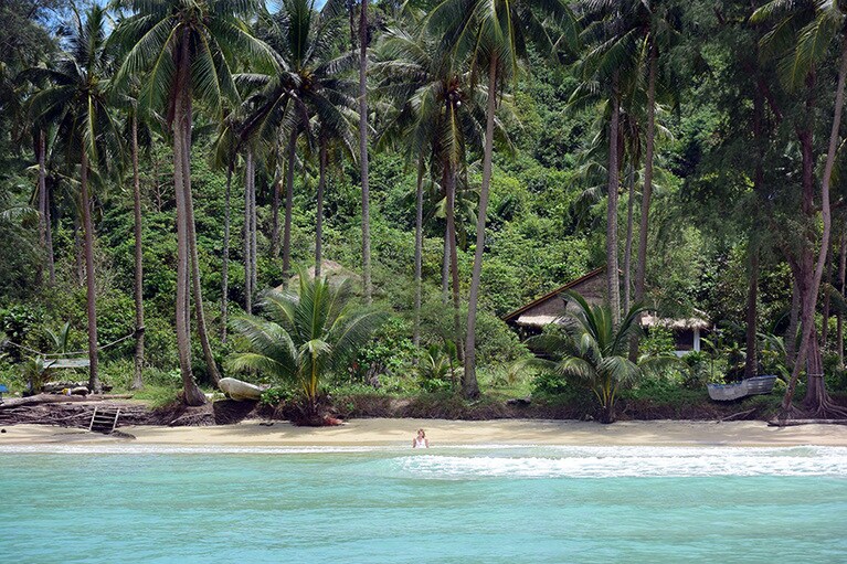 海岸線に沿ってボートを走らせていると、ジャングルに包まれたバンガローもいくつか見かけます。
