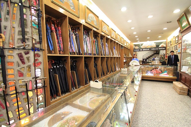 店内には様々な手作りの傘も陳列されている。「コラル・デ・ラ・モレリア」の入口にはフラメンコフェスティバルのポスターが飾られていた。