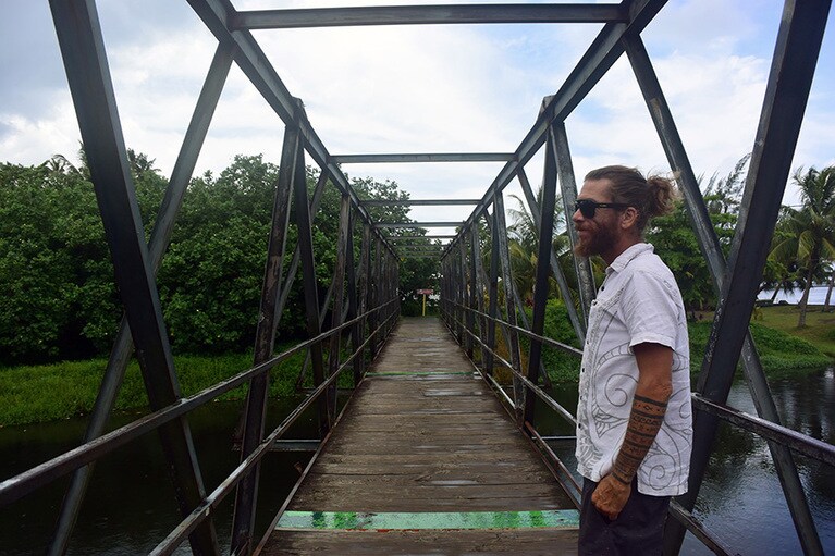 エンド・オブ・ロードから先へ行くと、橋が。この先にもペンションや民家がある。