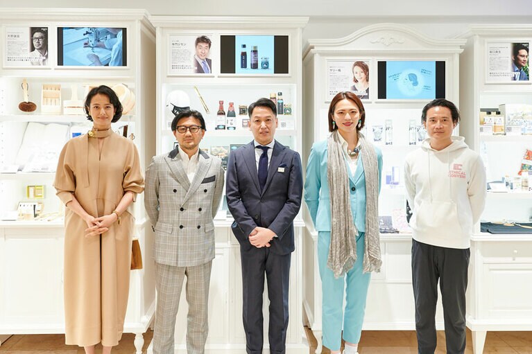 各分野でファンの多いキュレーターがセレクトしたアイテムが揃うコーナーも常設。写真左から、浦浜アリサさん、天野譲滋さん、髙島屋TTIC マネージングダイレクター兼CEO 川口貴明さん、サリー楓さん、坂口真央さん。