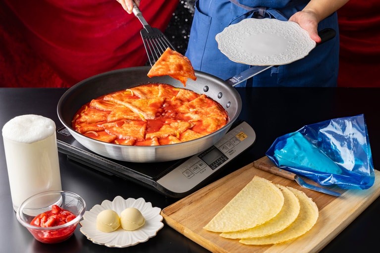 焼きたての「ストロベリークレープシュゼット」には、アイスクリームをトッピング。