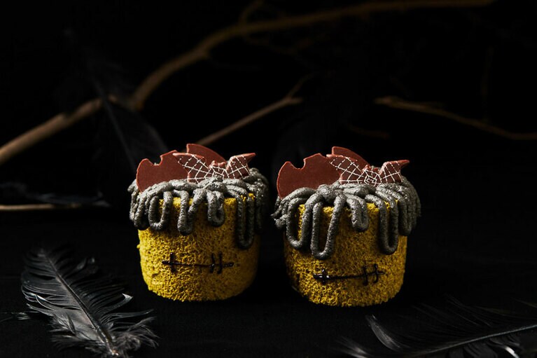 “フランケンシュタイン”の抹茶ロールケーキ 各730円。