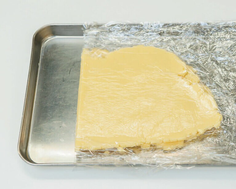 そのまま冷蔵庫に入る場合は切る必要はありません。