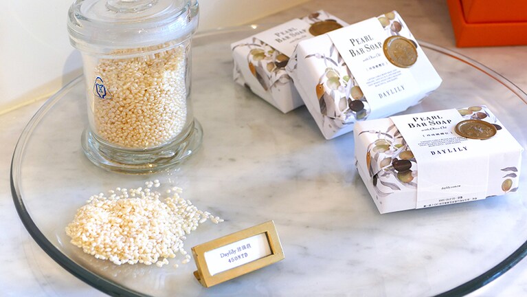 本物の真珠をすり潰した粉を使用しているので、相当なコストがかかっています。