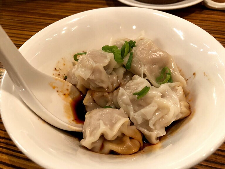 紅油抄手 105元。注文のときに、辛いのがいいか、辛くないのがいいかを聞いてくれます。スープ入りの「湯抄手」もあります。