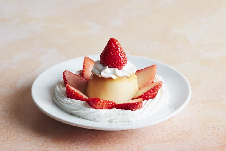 ストロベリープリン・ア・ラモード 900円。濃厚自家製プリンにストロベリーを足した可愛らしいデザート。