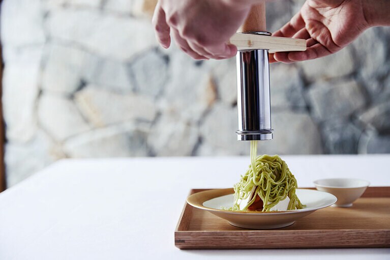 和菓子職人も使う道具で、餡を押し出します。