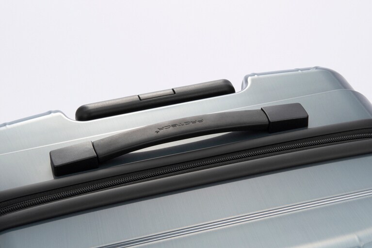 使わないときはフラットになるトップハンドル。上部に手荷物を載せやすいので便利。