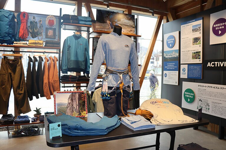 冒険心がくすぐられるディスプレイ。クライミング仕様のボディは、クライミングファンであるパタゴニアスタッフが担当している。