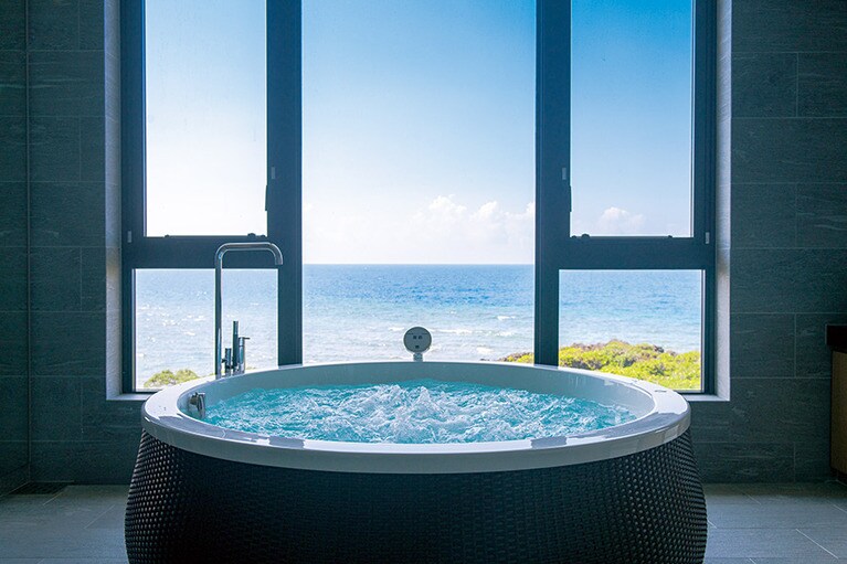 【絶景のジェットバス】スパには、こんな絶景トリートメントルームが。