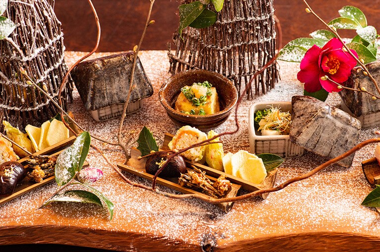 「日本料理 嘉助」でいただく「山の懐石」。目と舌で季節感を味わわせてくれる。