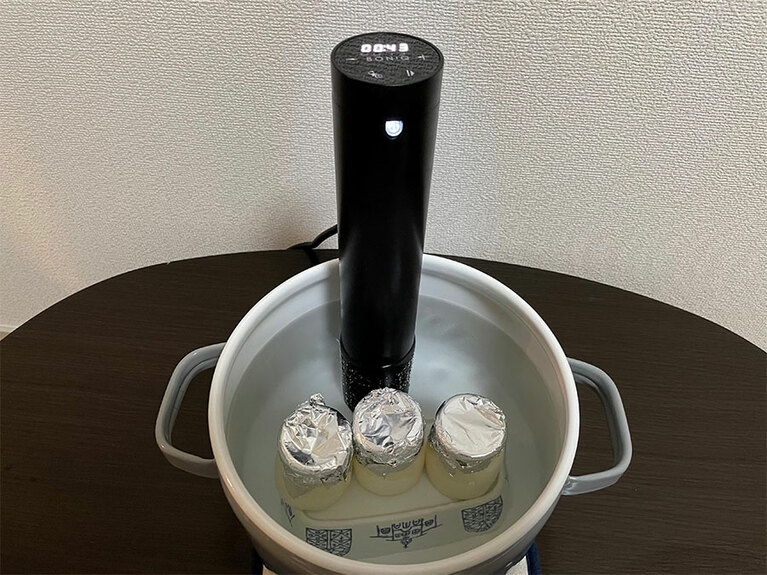 なべ底に食器を置いて底上げしてプリンを湯煎。